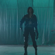 Imagen para el artículo titulado El primer adelanto de lo nuevo de DC, Birds of Prey, parece el anuncio de una discoteca en Ibiza